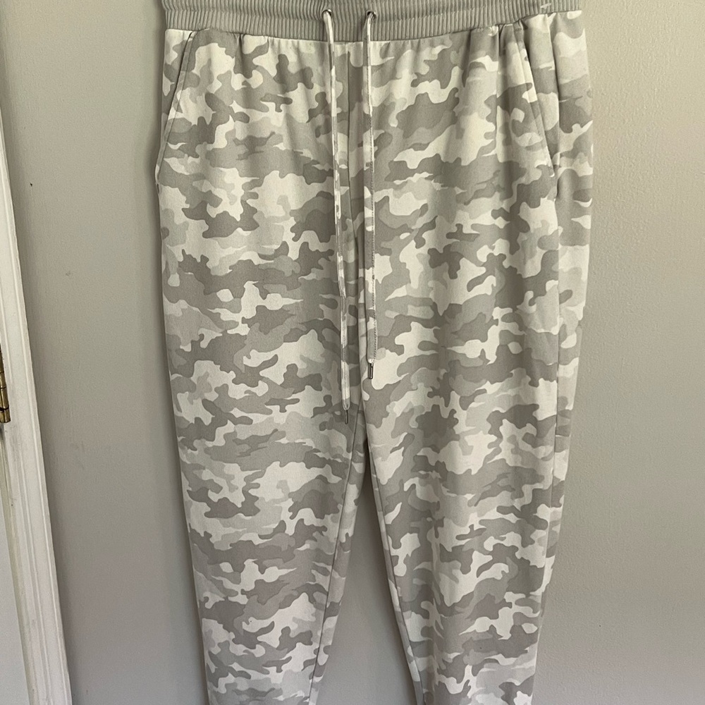 Time and Tru Gray and White Camouflage Sweatpants Relaxed Fit - Picture 2 of 9